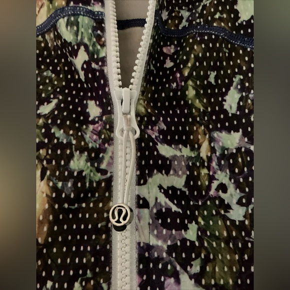 Lululemon Size 4 Vintage Camo Define Jacket With Thumbholes - Picture 2 of 7